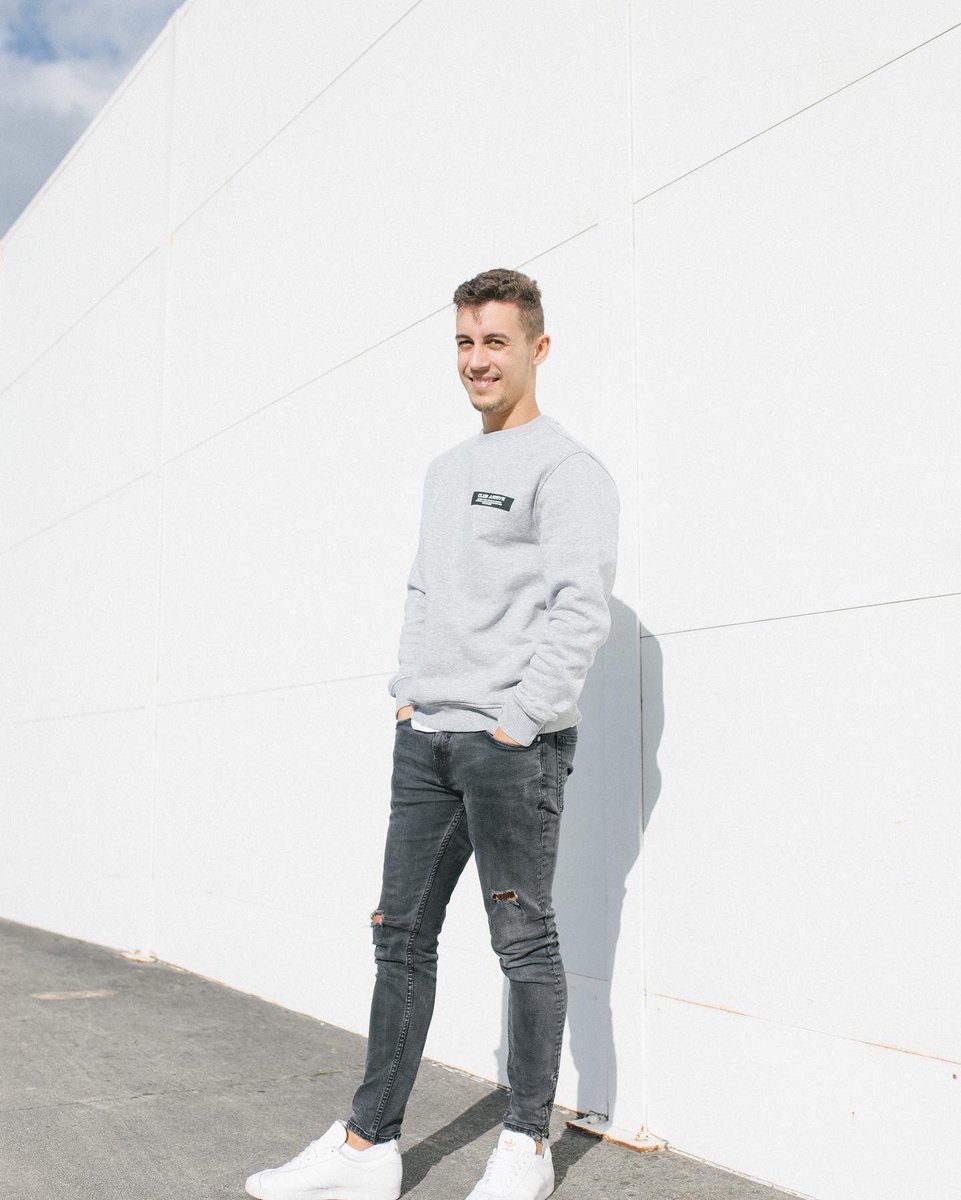 Los ojos achinados son por el sol que daba de frente... ☀️
Aprovecho para recordar que en solo dos días sale ‘Inferno’. 🔥
Haz Pre-Save con el enlace de mi bio para ser el primero en escucharlo! ✨