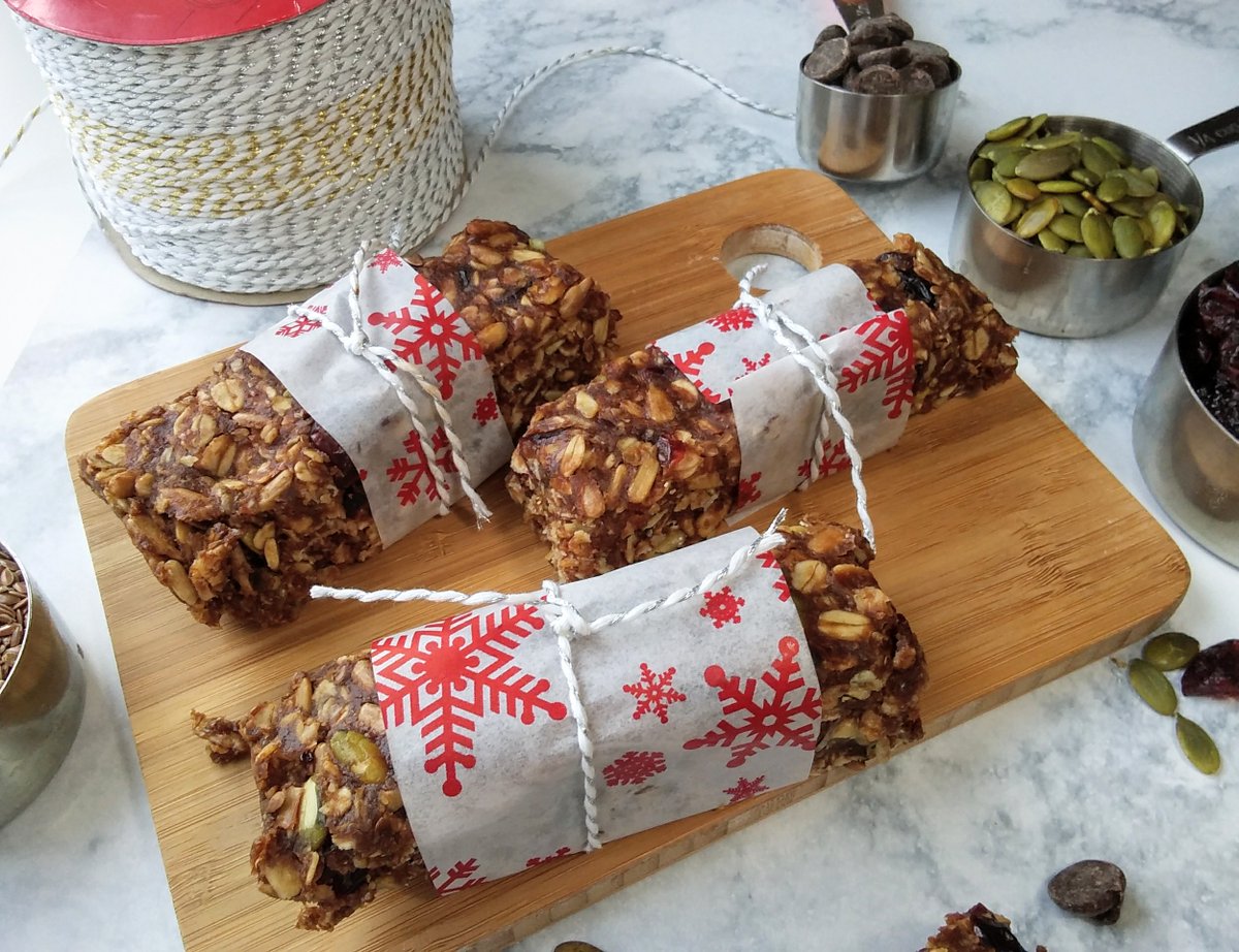 momknowsbest15's tweet photo. Looking for a healthy option for a holiday treat? These No-Bake High Fiber Breakfast Granola Bars are so delicious! Your family will love them! #healthybaking #holidaytreats #fiberbars #granolabars #healthyrecipe https://t.co/tQBI2Npbhw https://t.co/pL68PBlFvC
