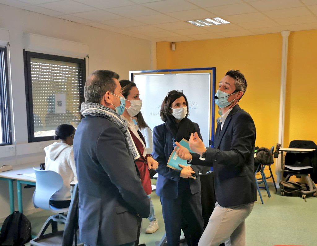 Très honoré d’avoir accueilli madame la ministre <a href="/avyelimas/">Nathalie Avy (Elimas)</a>, <a href="/BndicteRobert/">Bénédicte Robert</a>, <a href="/Prefet86/">Préfet de la Vienne</a>,<a href="/AlainPichon86/">Alain Pichon</a> et d’autres dans mon cours. En espérant avoir été inspirant, #numerique en REP.