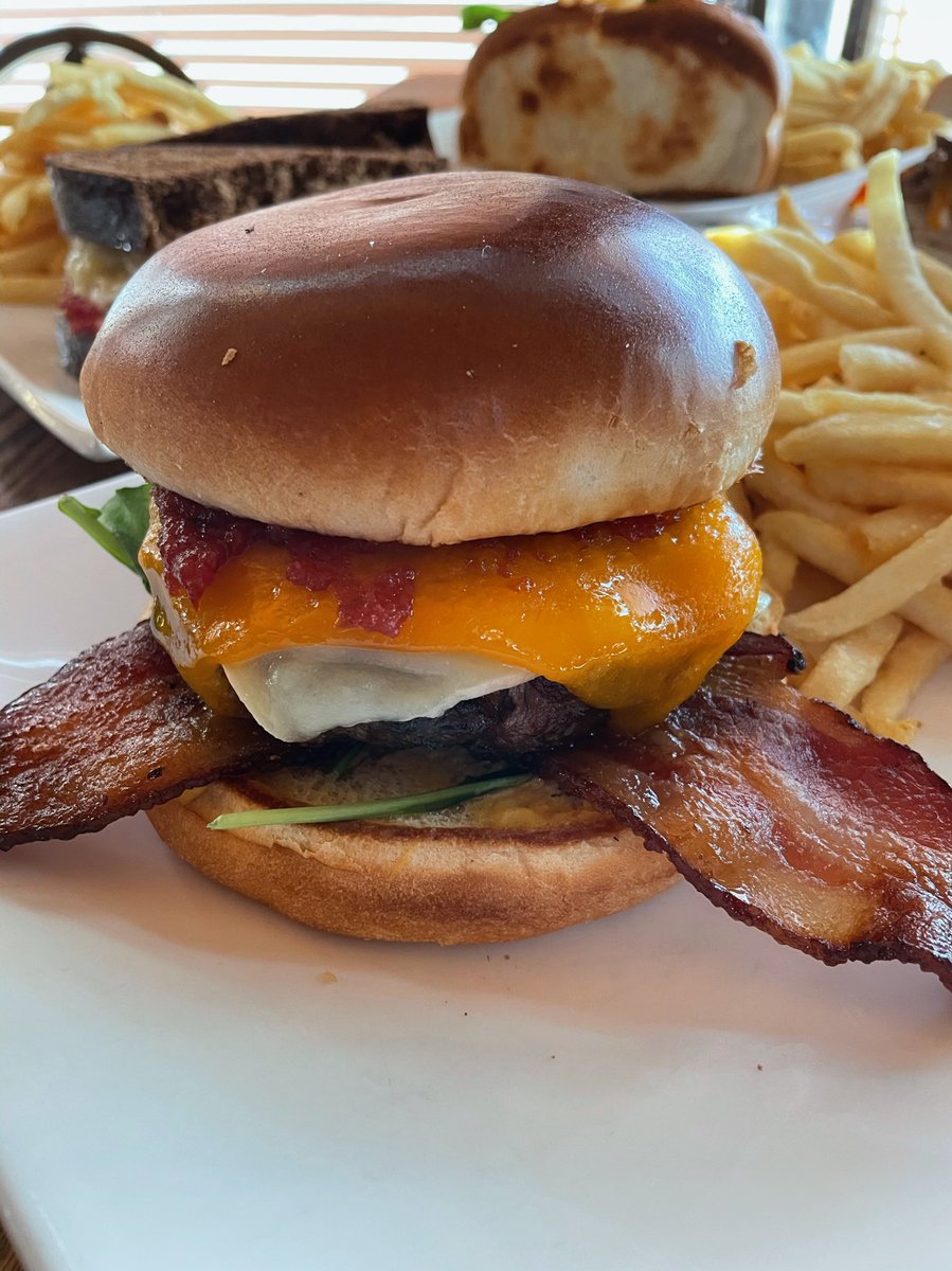 NicIslandInn's tweet photo. This time of year can be hectic, so let us take care of dinner for you! Nic’s Burger is a classic favorite at the Inn, and takeout is available every Thursday-Sunday from 2:30-7:30pm. So kick up your feet, place your order and enjoy! 🍔

Order here: https://t.co/XNl9jDFTLn https://t.co/dTt4E4SHZN