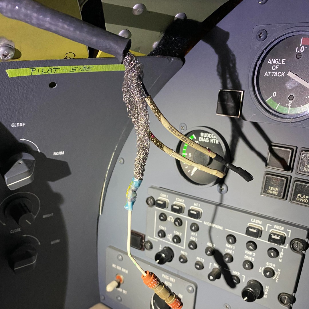 code_1_mx's tweet photo. Cap and stow, or mistletoe? 

#ga #generalaviation #aviation #electrical #sparks #mistletoe #holidays https://t.co/mAkcndr1LY