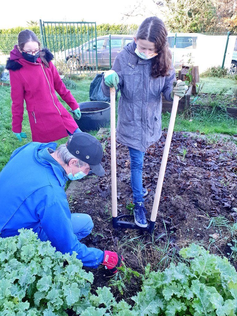 SVTBeaumanoir's tweet photo. Ça bosse dur au #clubnature. On aere le terrain et Jo nous a apporté du crottin de cheval. On nettoie, on desherbe. Tout pour prévoir les 15 jours sans nous 😉 https://t.co/MiO9Fnpaax