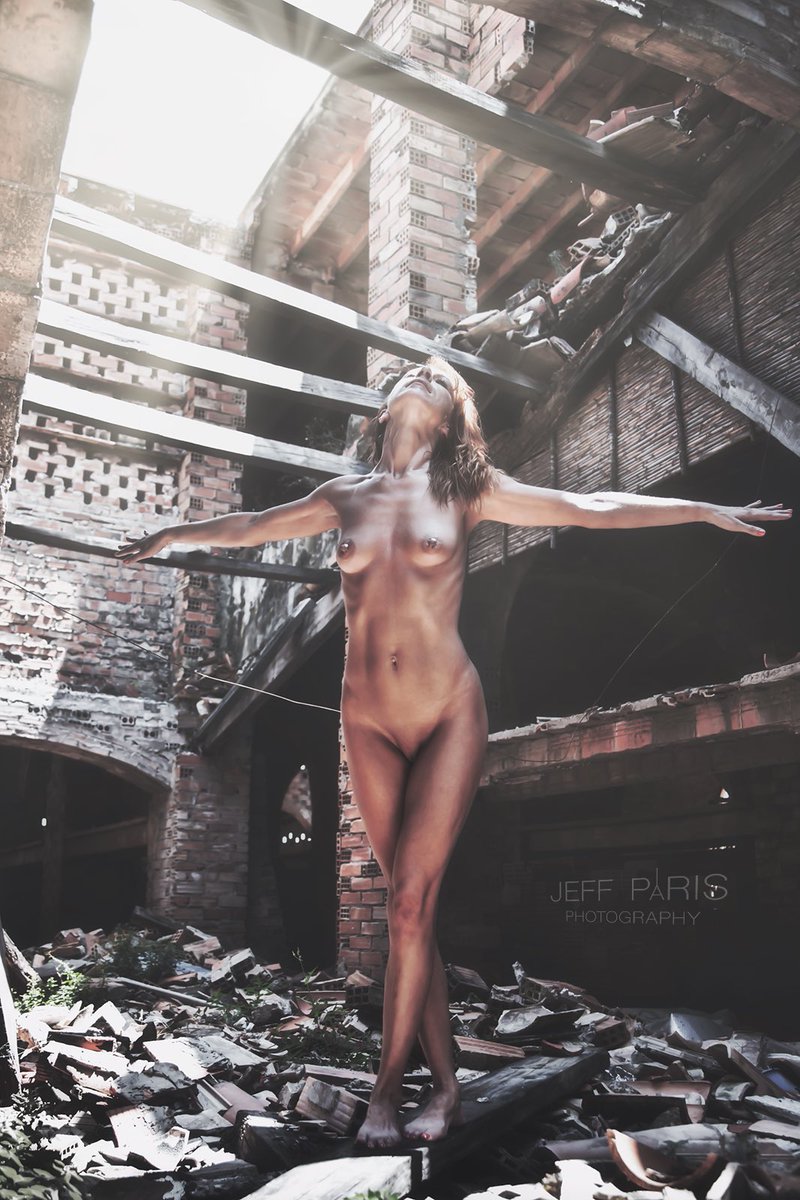 Hey everybody. One #picture from a #photoshoot in 🇪🇸 with “Fairy”.
#walking in #ruins under the #Spanish #sun #nude #art #jeffparis #photography #sonya7riii