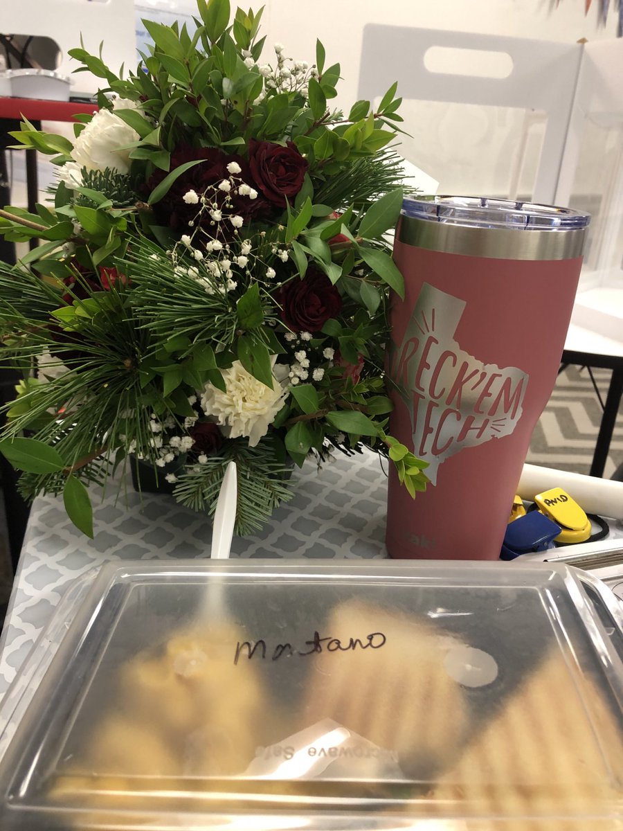 TXMontano's tweet photo. We have the best ⁦⁦@PTAofficialpk⁩ at ⁦@LamarMS⁩ !! Today our @PtaLamarMS provide lunch from Munchies Food truck and it was amazing! Thanks for take such good care of us! #LMSTogether #PTA https://t.co/NeodHkMgoq
