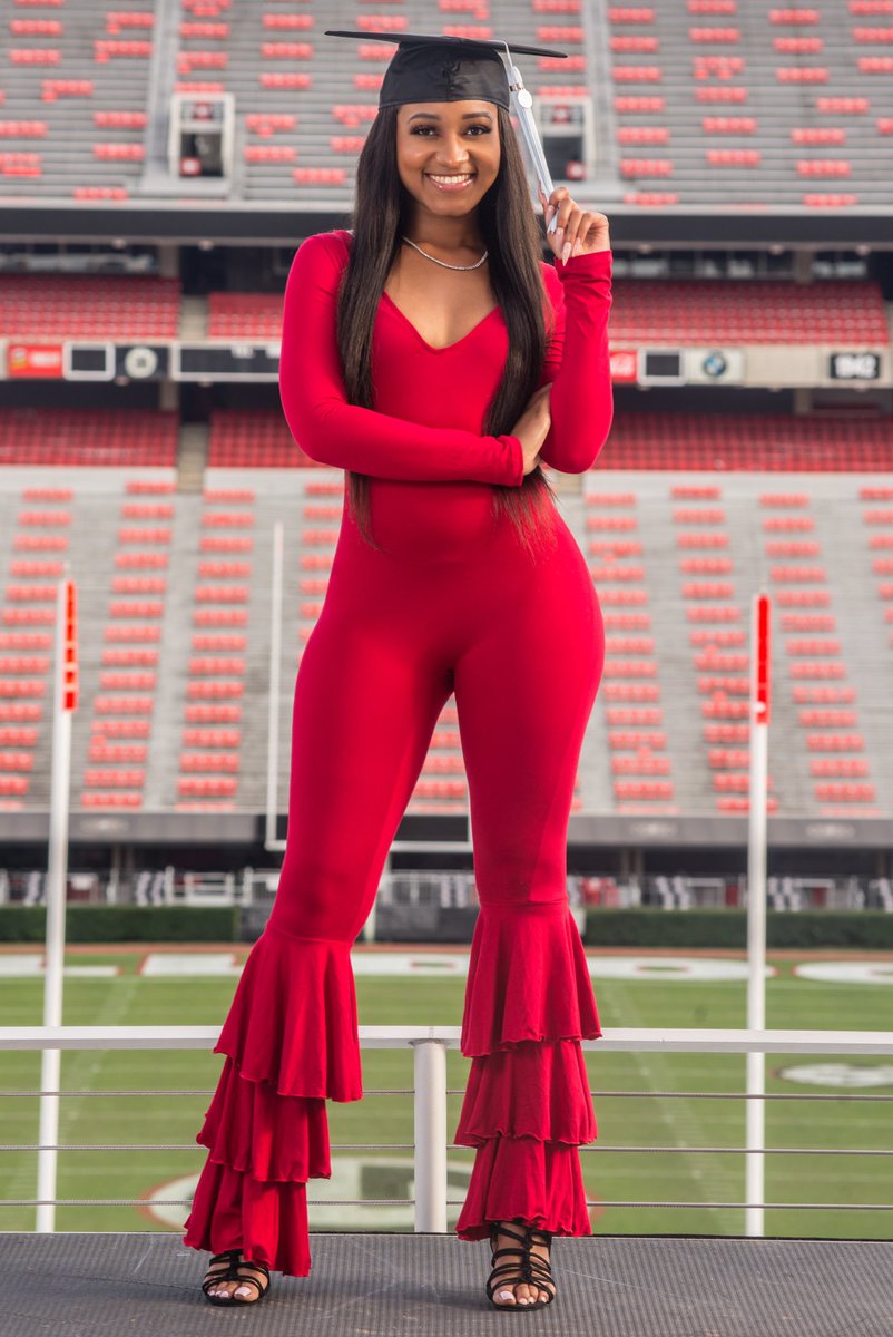 L4YL4YY's tweet photo. 4 Years &amp; I’m Out ✌🏿&amp; it’s always #GoDawgs ❤️🐶🎓 https://t.co/jDvfMJ5I03