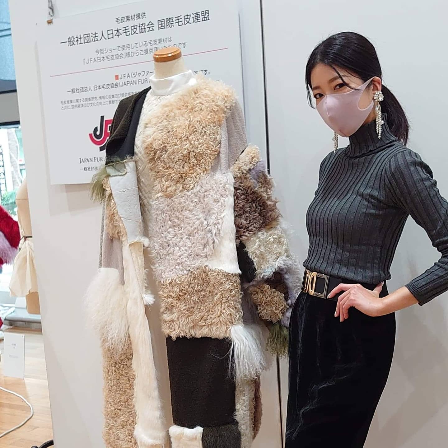 株 エルネストジャパン 12月15日より12月日までの期間 主催 吉田愛服装専門学校 場所 高松市美術館 ミスアースジャパン香川代表が 着用した新聞ドレス 学生 髙田亜門さんの作品です 吉田愛服飾専門学校 高松市美術館 手袋観光振興財団 日本羽毛