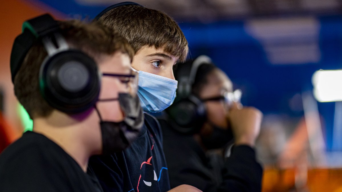 HelixeSportsLW's tweet photo. It's a simple premise really:
🏃 Go to @skyzone 
🤸‍♂️Jump with your friends
🎮Game with your friends https://t.co/tHhdxgBfNB