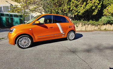 tempoweb's tweet photo. La città in tasca con Twingo elettrica #Twingo #renault #citycar #francese #camaleon #compatta #ecologica  https://t.co/H5Om2Oi5YE https://t.co/d3Xjz8WHkq