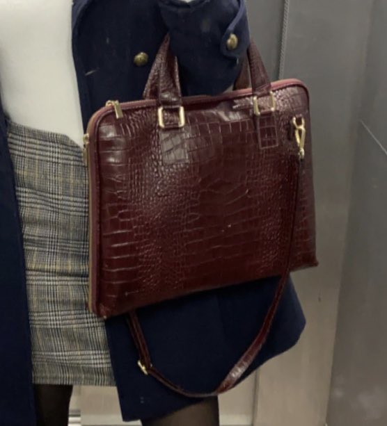 manon_flhlt's tweet photo. Je viens de me faire cambrioler la voiture à Calais Nord avec mon ordi Asus, mes papiers, médicaments et mon stylo Mont Blanc a l’intérieur de mon porte document en cuir Bordeaux. Signalez si vous voyez un individu avec ou si vous retrouvez une carte d’identité Manon Flahault https://t.co/Bk49F6A5sb