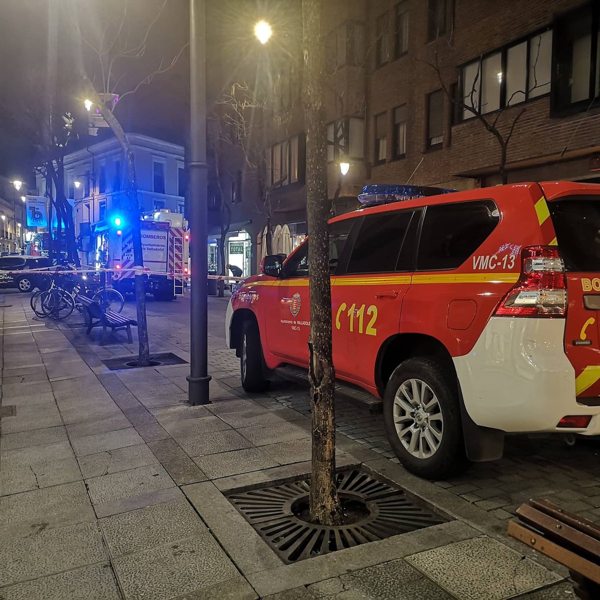 radiotaxiMetro's tweet photo. Terminan los @BomberosVLL con el desalojo y pequeño incendio en una buardilla en calle héroes de alcántara en #valladolid https://t.co/osYwXbuZlL