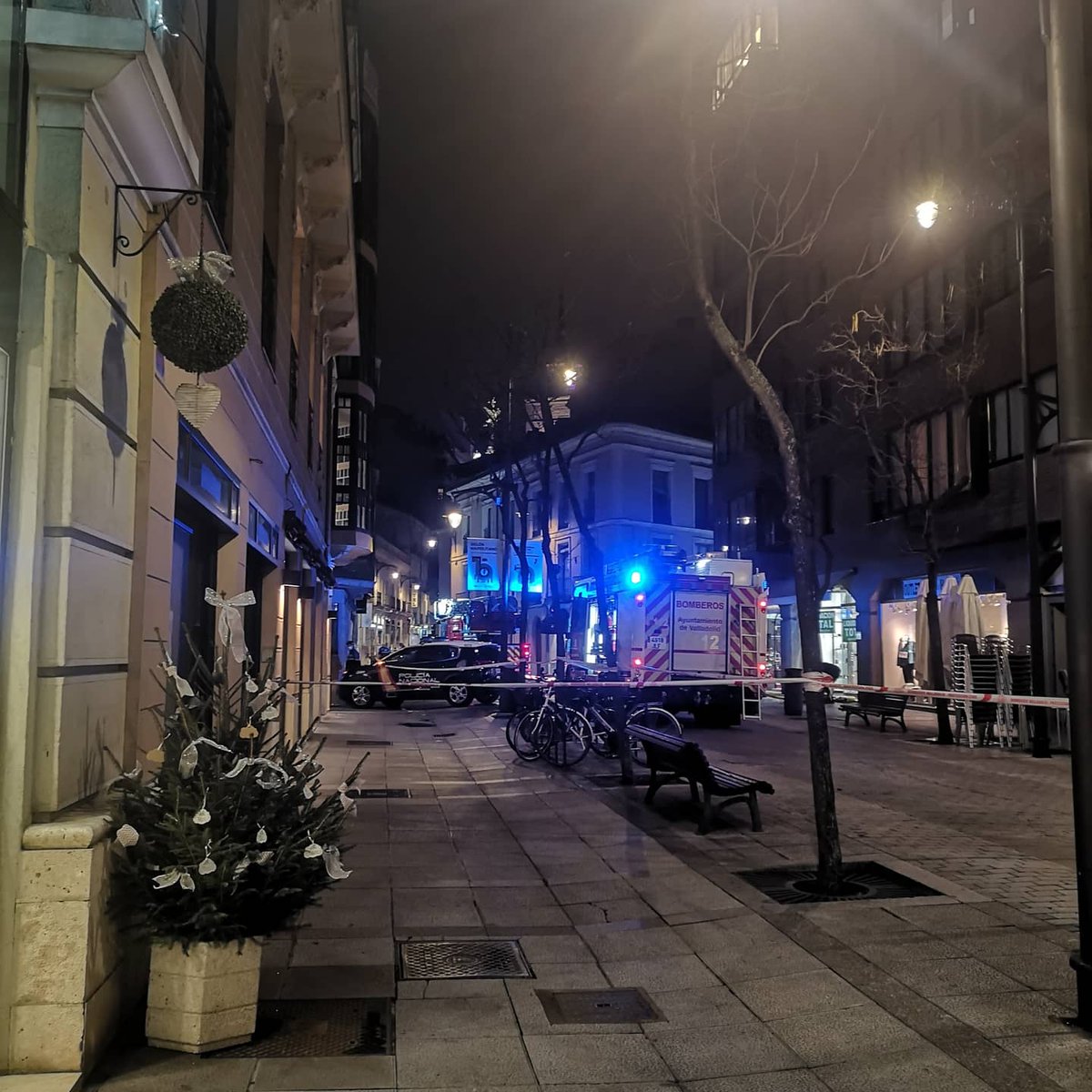 radiotaxiMetro's tweet photo. Terminan los @BomberosVLL con el desalojo y pequeño incendio en una buardilla en calle héroes de alcántara en #valladolid https://t.co/osYwXbuZlL