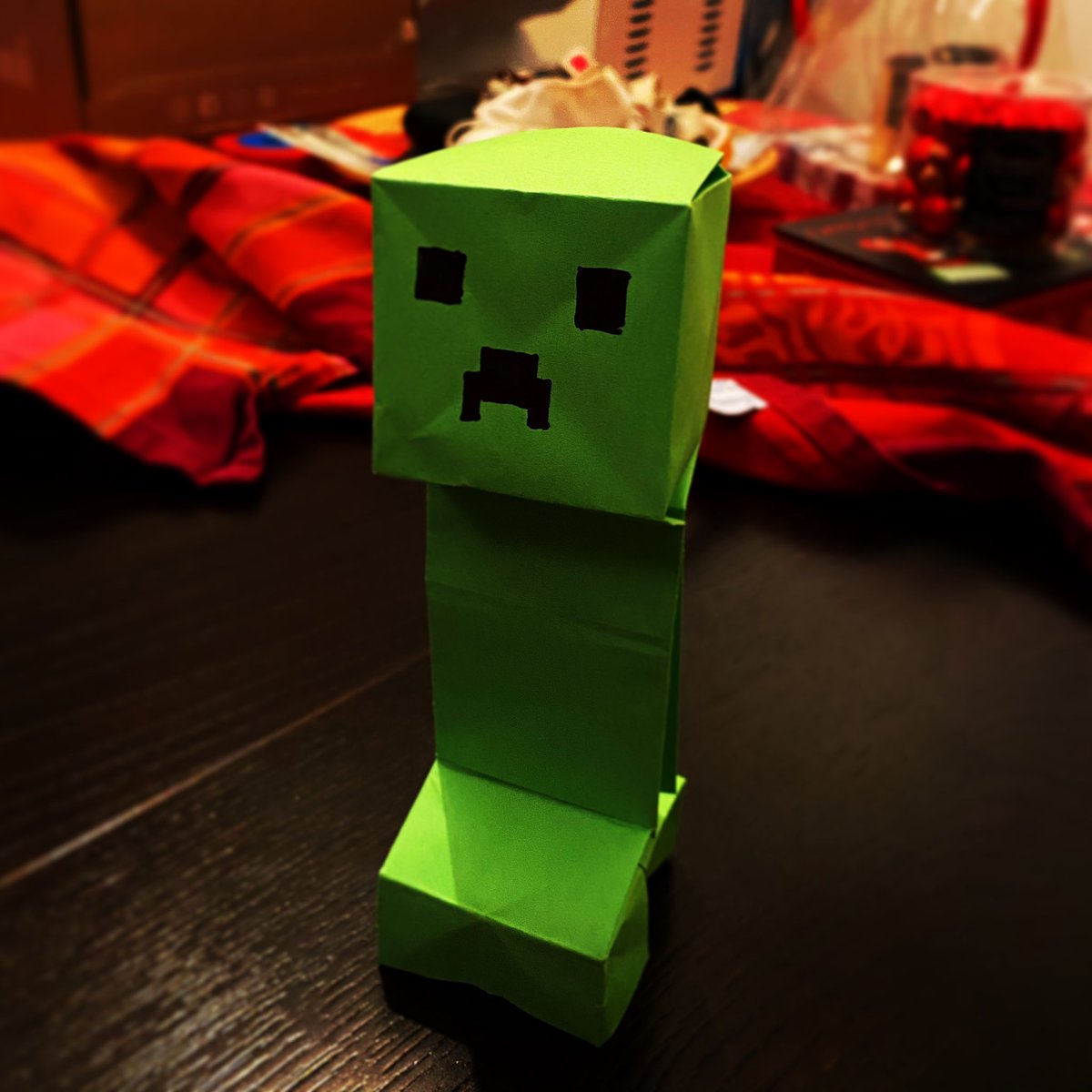 witichind_tv's tweet photo. Mit @TavinsOrigami #Creeper aus @Minecraft kann man auch Weihnachtsloot ins Paket 📦 packen - Faltanleitung auf https://t.co/QbkqkklzSN https://t.co/hinqvciefJ