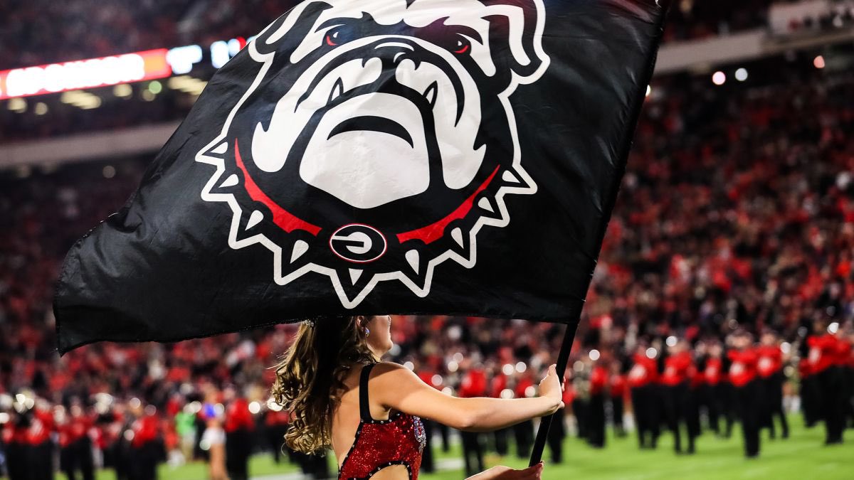 T2Cold7's tweet photo. WOW...Just received an offer from The University Of Georgia @GeorgiaFootball. Big thanks to @CoachDanLanning for the offer. https://t.co/jPX09bKqce