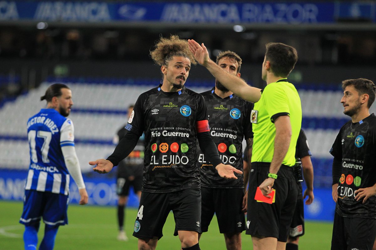 Poli_ElEjido's tweet photo. 🏆 Decepción después de lo vivido en la segunda parte tras quedar eliminado el equipo de @titosanjuan con 2 tantos anulados de @Sergioperez4697
y Etxaniz totalmente legales, además de una mano en el área del Depor
#Indignaciónceleste
#DeporPoli #MuchoPoli #VamosEjido https://t.co/1imNxinp8l