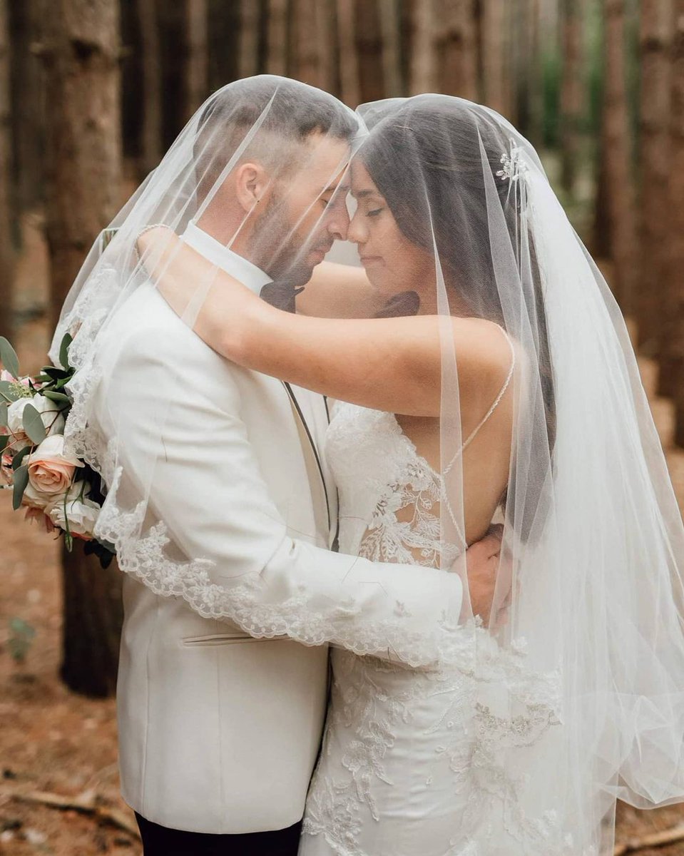 What a beautiful picture of such a beautiful couple💗
Congratulations to our #RealBride Victoria and her new husband, Rob.

______
📸 @mattbesphoto
👰 @viccvadori
#KleinfeldCanada