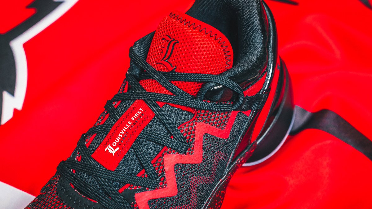 GoCards's tweet image. 🔥🔥🔥

Here's a closer look at the @adidasHoops #DONIssue2 from @spidadmitchell.

A Shoe for Change available now: a.did.as/LOUISVILLE

#createdwithadidas
