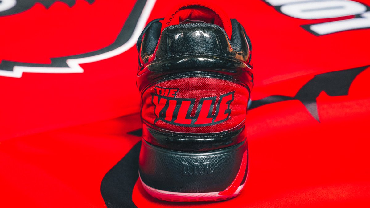 GoCards's tweet image. 🔥🔥🔥

Here's a closer look at the @adidasHoops #DONIssue2 from @spidadmitchell.

A Shoe for Change available now: a.did.as/LOUISVILLE

#createdwithadidas