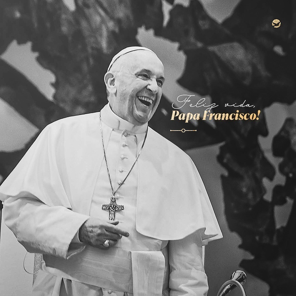 shjuazeiroce's tweet photo. Rezamos para que venham ainda muitos anos sob essa liderança, sinal do amor e misericórdia de Deus para com a humanidade, que tanto nos toca com seu espírito alegre, humildade e sinais de fé. https://t.co/HJfZ7RTq2O