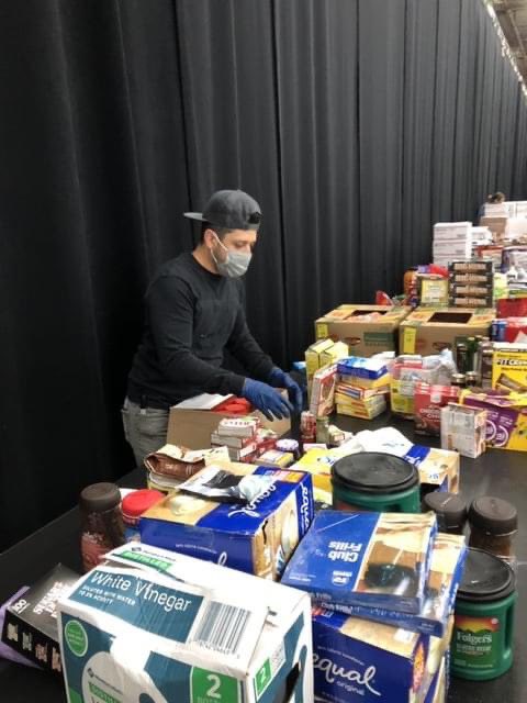 MusicallyFed's tweet photo. Day 2 at @GStaging with terrific volunteers from @insomniacevents, @Bigger_Hammer, The Roadie Clinic and Gallagher Staging packing an extraordinary amount of food goods to benefit gigworkers in the LA/Anaheim area!
#gigworkers #MusicallyFed #MusicFeedsTheSoulWeFeedTheHungry https://t.co/qsyNwe3Rpx