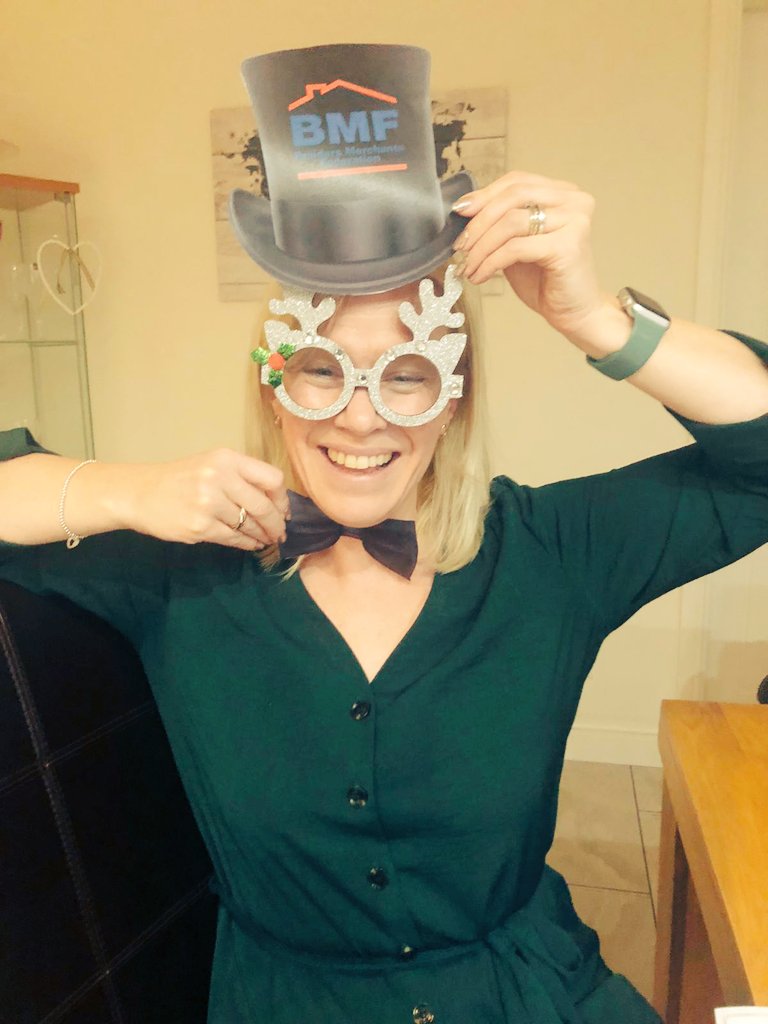 Scissors out to use the #bmfchristmasevent props <a href="/bmf_merchants/">BMF</a> #FestiveGetTogether ✂️🤶