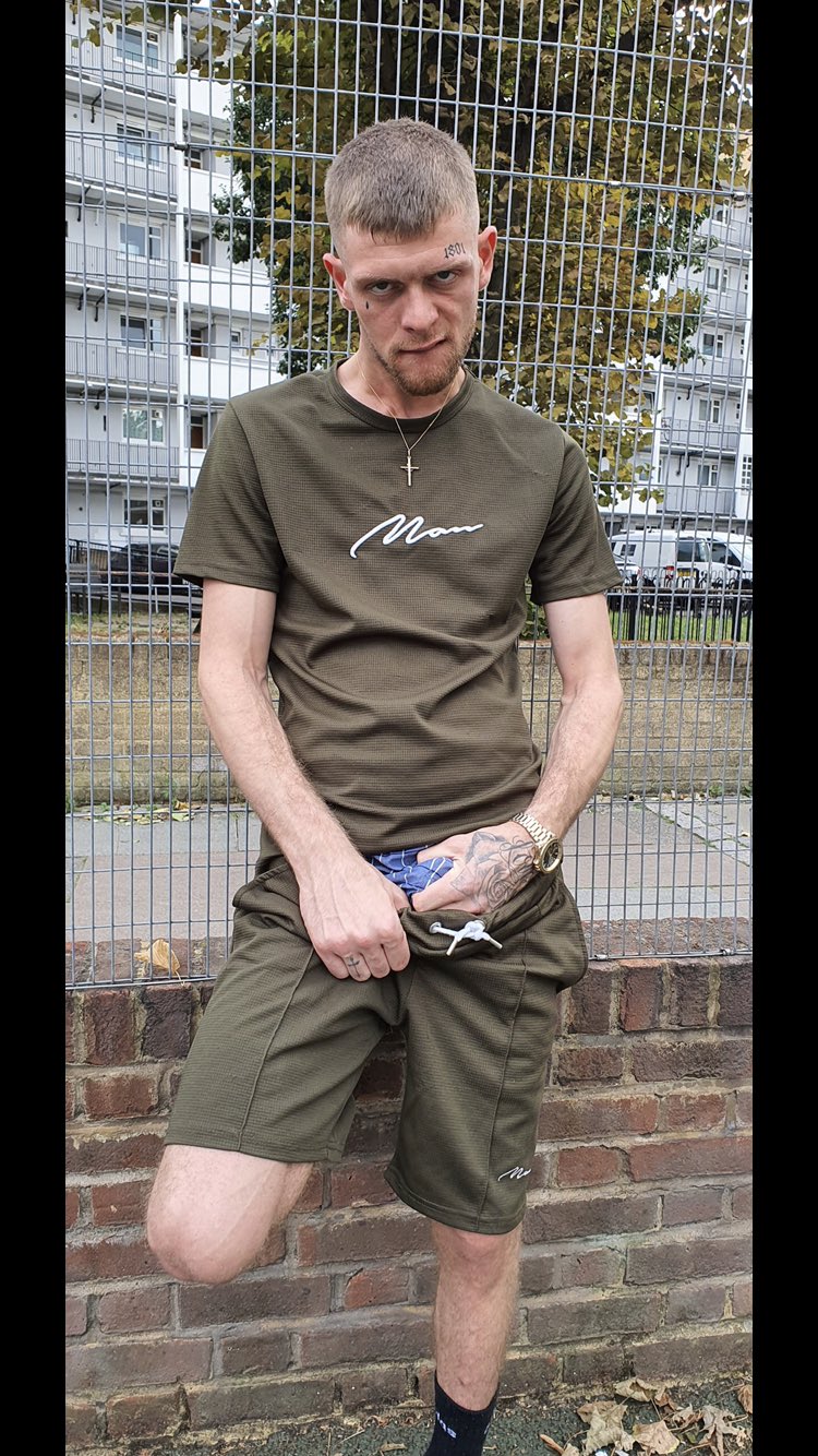 2 pic. Grabbing that Scally bulge???
#chav #scally #gay #grabit #bulge #actor #model #thursdayvibes #sexface