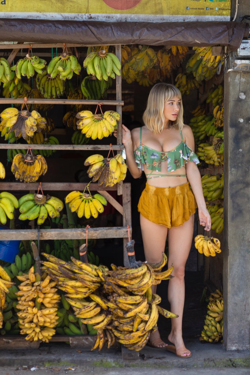 SaraUnderwood's tweet photo. I think I'm going bananas https://t.co/xb6vZWkwCa