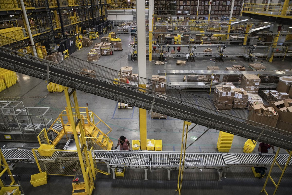 Amazon has hired more than 250,000 people to keep up with surging demand from home-bound shoppers. Risking infection while in a crowded warehouse for $15 an hour has many workers asking if they’re getting shortchanged https://bloom.bg/3r07CUS 