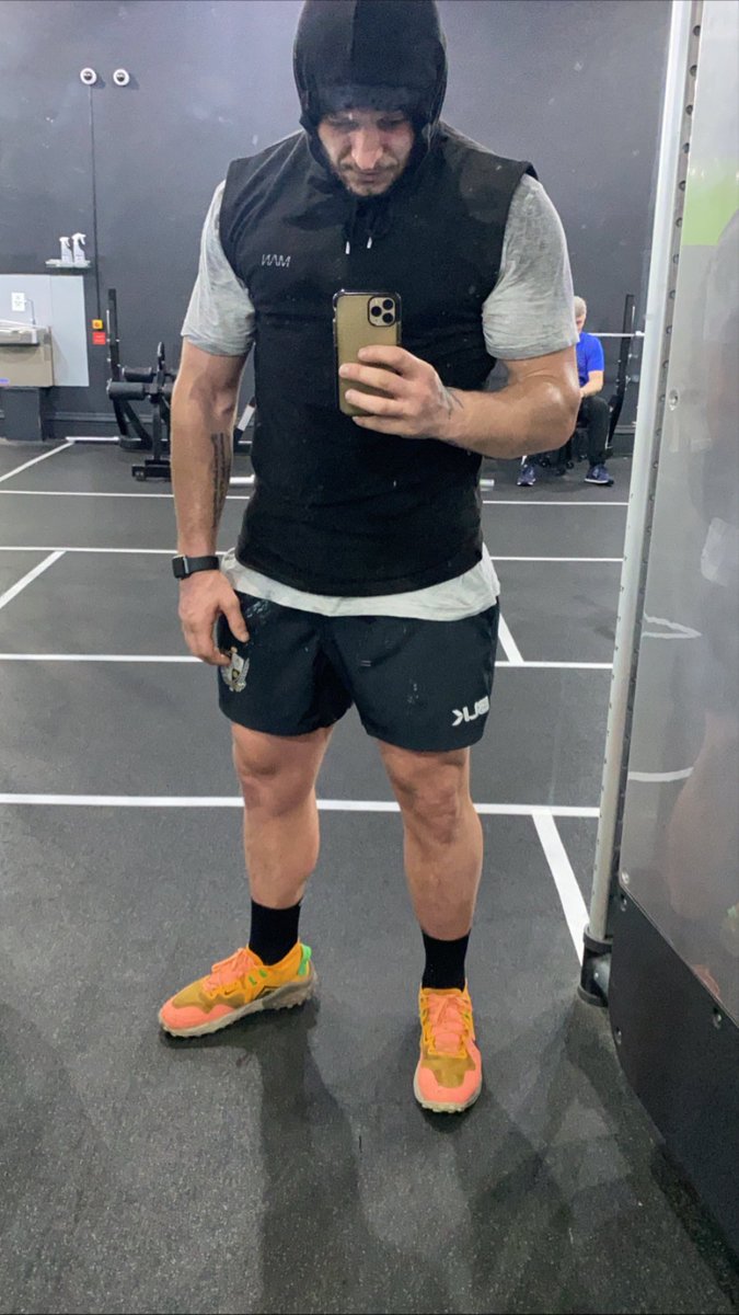 millerboy08's tweet photo. Just done another 5km done it in 25 mins took 5 mins of my time this morning felt good thought Iโd push it ๐ Chuck a few weights about abs then swim and steam #happydays #worksdontstop #playoffhunting #goals https://t.co/aJnHvvqy6m