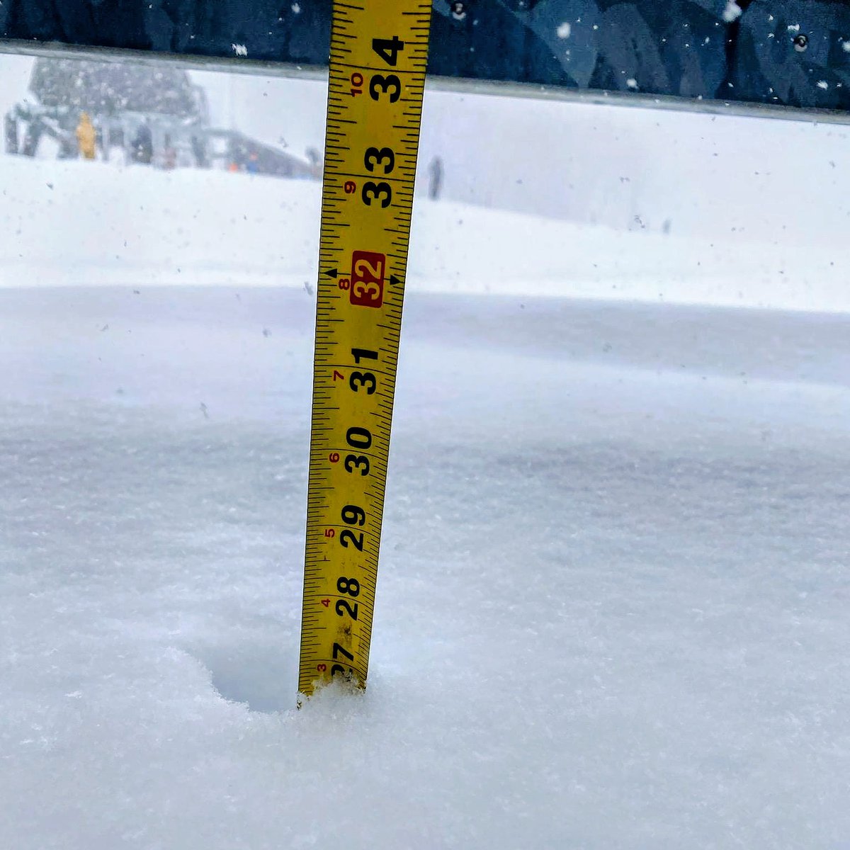 Gunstockmtn's tweet photo. What a storm! 27" out by the Stockade Lodge, with even more in other parts of the mountain, and it's still coming down! 🌨️
#gunstockmtn #getoutsidenh #holidaycheer #lakesregionnh #midweekstoke #powderday #skinh #snowday https://t.co/WDDmwgtc8p
