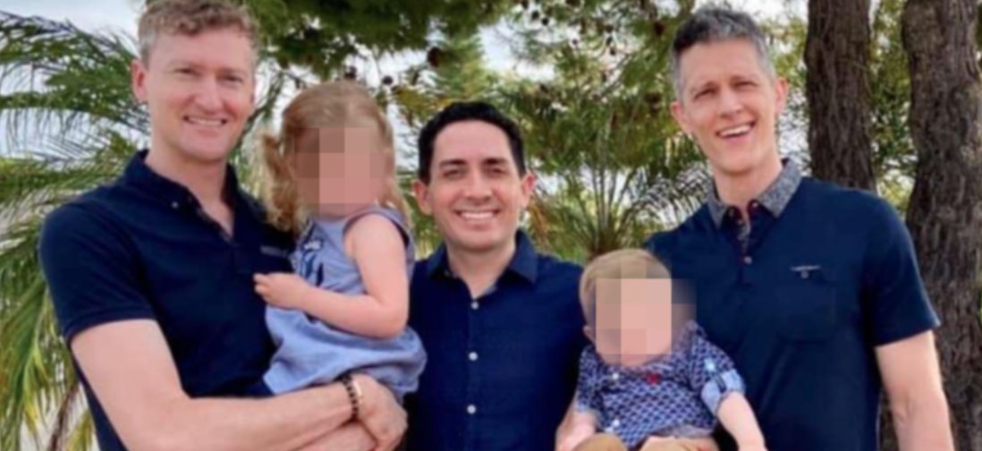 escandalamx's tweet photo. ¡Comadres! Familia #poliamorosa hace historia: hijos tienen tres papás legalmente, acá les cuento todo 👉 https://t.co/prlJhu6TNP https://t.co/pBeFnDGLgE