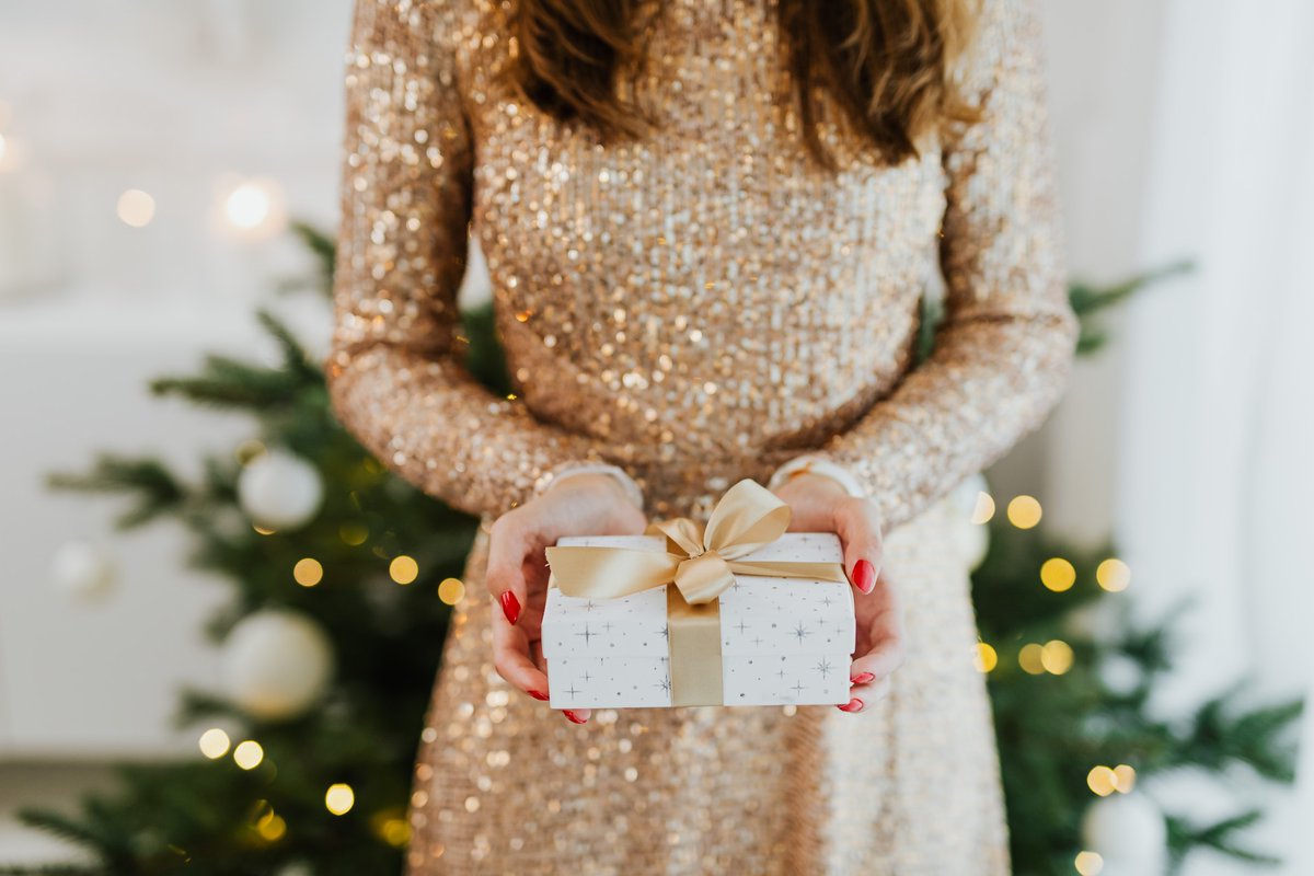 EmersonClean's tweet photo. While your holiday plans may look a little different than in years past, still dressing for the season can help you get into the festive spirit. Go on and break out the sequins, satin, and cashmere! ✨ And when your pieces are in need of cleaning, you know who to bring them to! https://t.co/XiZ5YBYFFZ