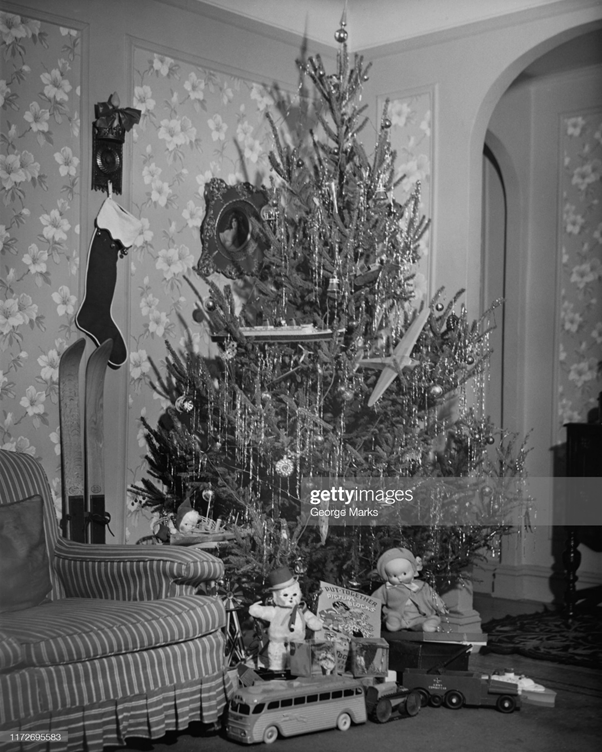 Not until the 1950s does having a Christmas tree becomes the norm in British homes. By then families were better off and the postwar housing boom meant many had more space to have a proper tree.  #househistoryhour