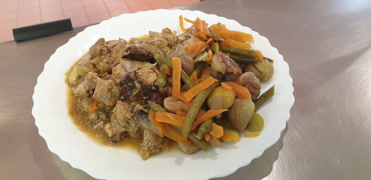 Ch_Aurejac's tweet photo. Repas de Noël à Pernes-les-Fontaines (84) cocktail du père Noël, terrine lapin aux noisettes, salade provençale, dinde sauce Agen petits légumes, moelleux marrons et chocolat blanc, clémentine corse et chocolats 😋😋
@innovationculi1 @Charlotte_innov @Elior_France @magma1970 https://t.co/wk7lVG21EX
