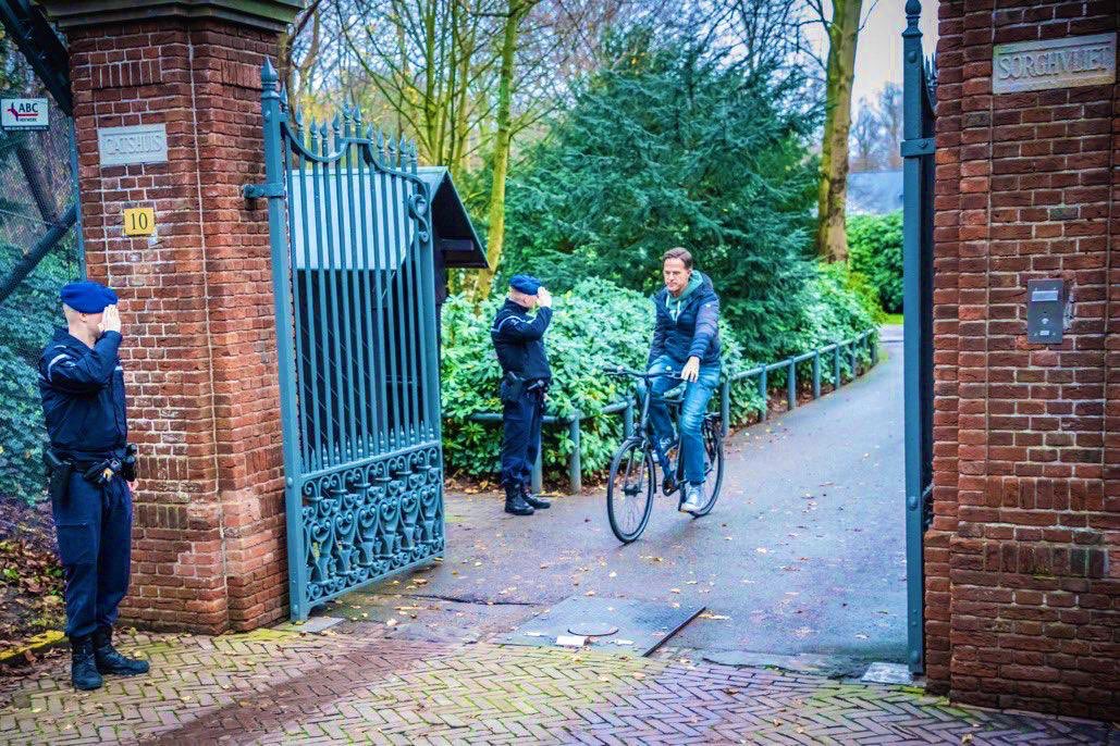 GenPenaloza's tweet photo. Primer Ministro de Holanda  Mark Rutte saliendo de su residencia oficial, rumbo al palacio de gobierno en bicicleta y sin escoltas. Igualito a Venezuela. https://t.co/jKNBHyWI8Z