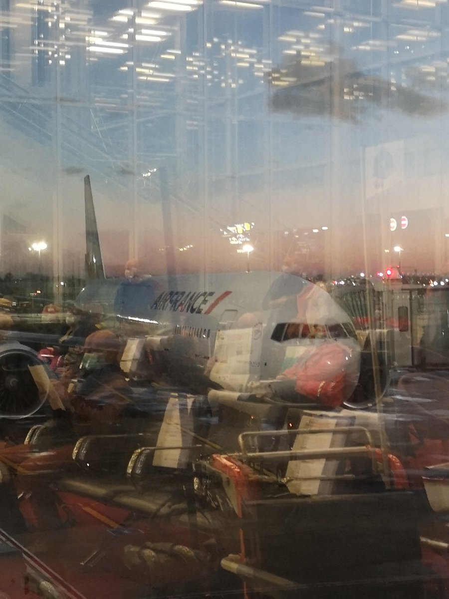 landais_cedric's tweet photo. ✈️👌🏝️Dernières couleurs d'une journée à #orly3 passée en compagnie des équipes #airfrance présentes pour accueillir les 467 clients du vol #AF644 vers #iledelareunion qui vont rejoindre leurs proches ou passer des vacances méritées sous le soleil de l #oceanindien 👍☀️✈️🏞️ https://t.co/g7S53DmQeR