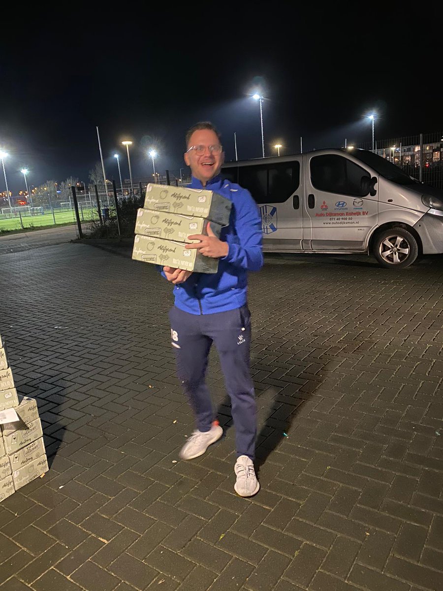 KvvQuickBoys's tweet image. 🎄 KADO | Een man een man, een woord een woord. Zoals beloofd ontvangen de leden van onze club de komende dagen een prachtig kerstgeschenk. De spelers van de A-selectie zijn vanavond begonnen met de grootscheepse operatie en verrassen de ouderen met een bezoek aan de deur.