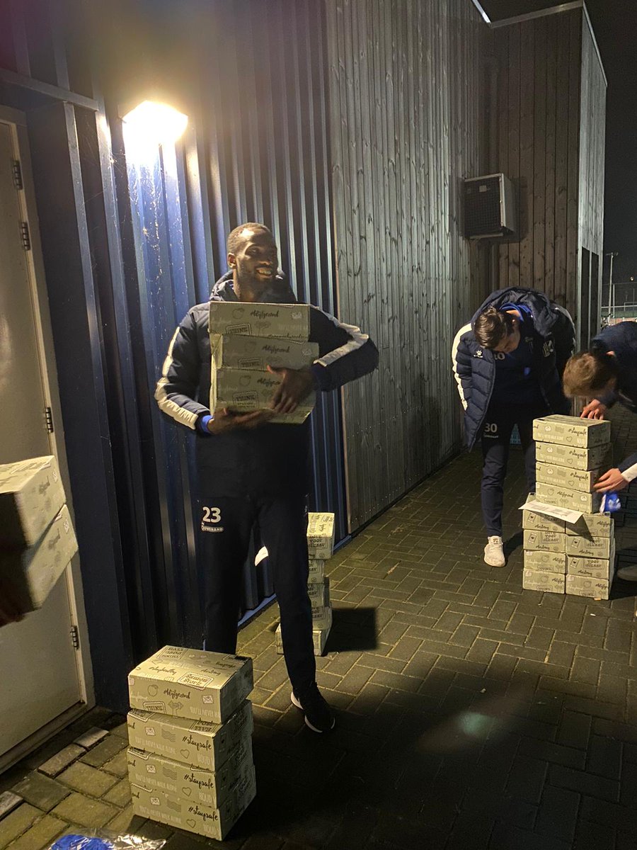 KvvQuickBoys's tweet image. 🎄 KADO | Een man een man, een woord een woord. Zoals beloofd ontvangen de leden van onze club de komende dagen een prachtig kerstgeschenk. De spelers van de A-selectie zijn vanavond begonnen met de grootscheepse operatie en verrassen de ouderen met een bezoek aan de deur.