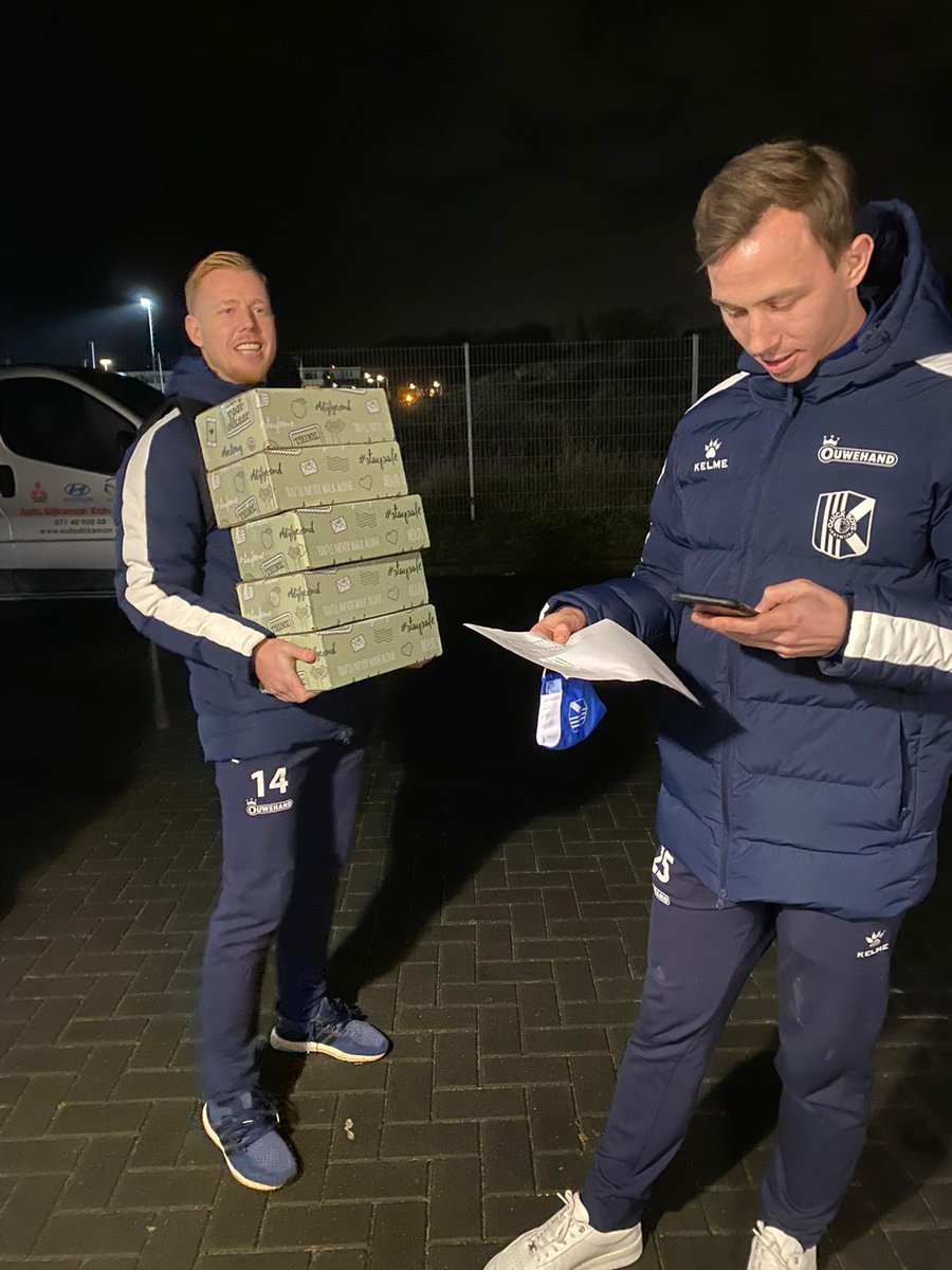 KvvQuickBoys's tweet image. 🎄 KADO | Een man een man, een woord een woord. Zoals beloofd ontvangen de leden van onze club de komende dagen een prachtig kerstgeschenk. De spelers van de A-selectie zijn vanavond begonnen met de grootscheepse operatie en verrassen de ouderen met een bezoek aan de deur.