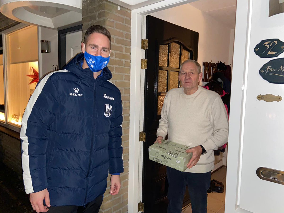 KvvQuickBoys's tweet image. 🎄 KADO | Een man een man, een woord een woord. Zoals beloofd ontvangen de leden van onze club de komende dagen een prachtig kerstgeschenk. De spelers van de A-selectie zijn vanavond begonnen met de grootscheepse operatie en verrassen de ouderen met een bezoek aan de deur.