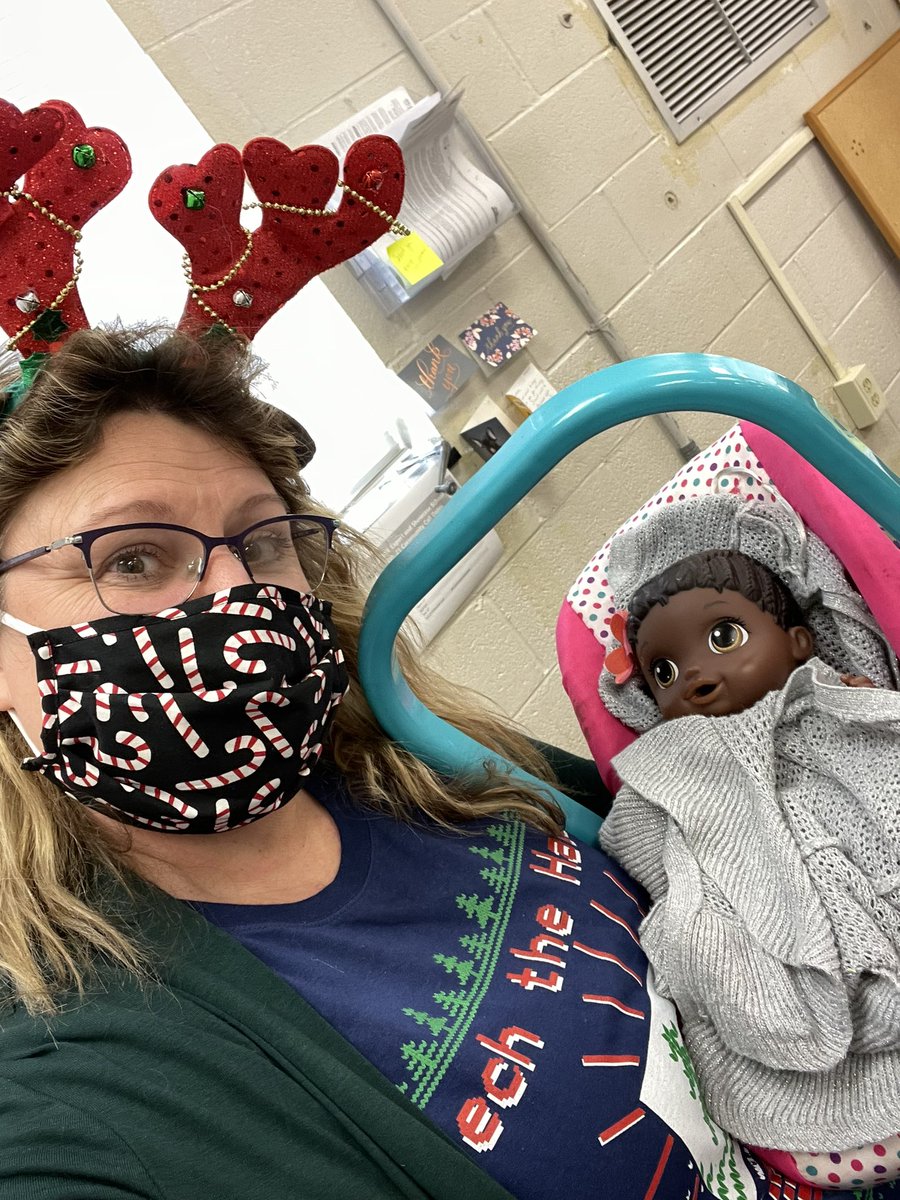 Y’all best job of the day! Mrs. Robinson is babysitting “Alice” while Journey is working with Mrs. Taylor <a href="/ClydeErwinElem/">CEEMS</a> #OnslowDLT