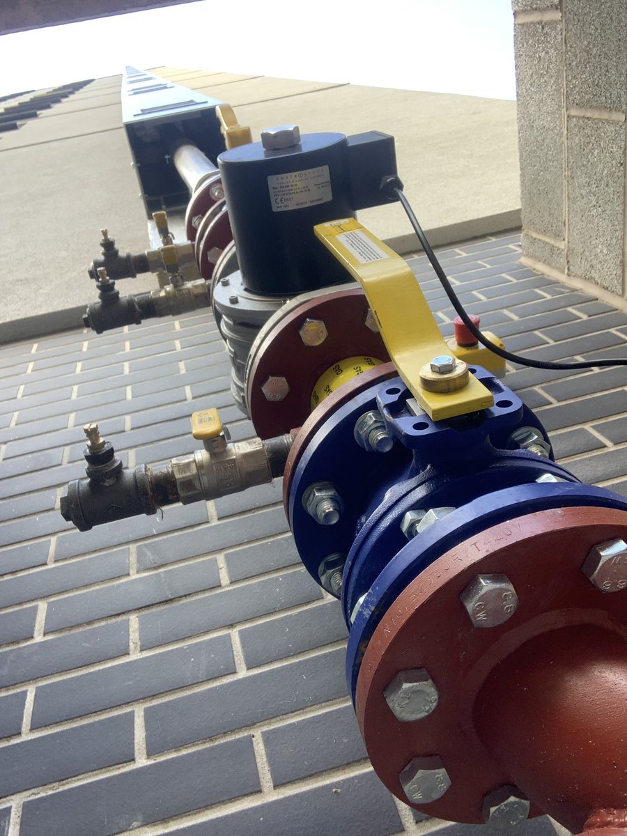 DruggittHarding's tweet photo. Fantastic effort from everyone involved on this one. 3 High rise flats were we had to install 88.9mm Gas Stainless Steel pipe. We had to connect from the meter housing ground floor, and run it externally up to the plant room on the roof.
1️⃣2️⃣3️⃣✅ #workingfromheights https://t.co/x1FlQGheih