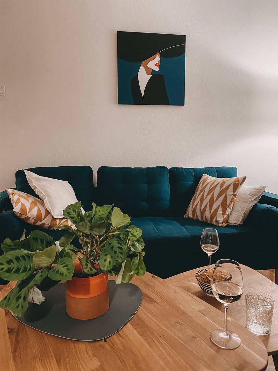 baba_ross's tweet photo. When your art matches the living room of your dear cousin! #artbyme https://t.co/pf8qzXodtF