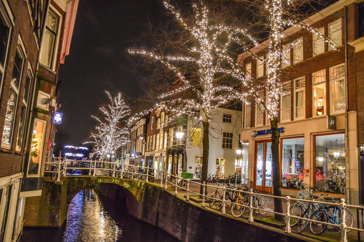 To combat the long, dark nights of winter, each year from November to January, Delft brightens up its city center in pretty spectacular fashion.

Lately, facing at least five more weeks of lockdown, we find ourselves aimlessly strolling its ‘low-car’ streets at every opportunity.