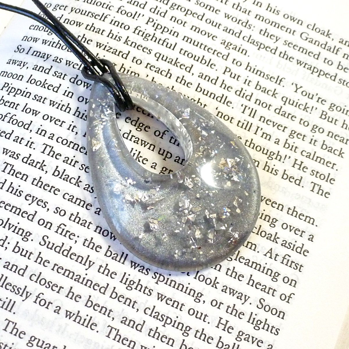 Rook_Magpie's tweet photo. Silver grey and silver flakes - a classy large pendant available on a leather thong or satin ribbon. A photo doesn't do justice to the shimmer and #sparkle! https://t.co/T5xvUr2OyD