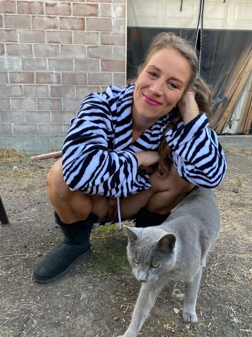 Pussy hanging out with pussy 😸🙀😽😸 https://t.co/VwlBictI8d