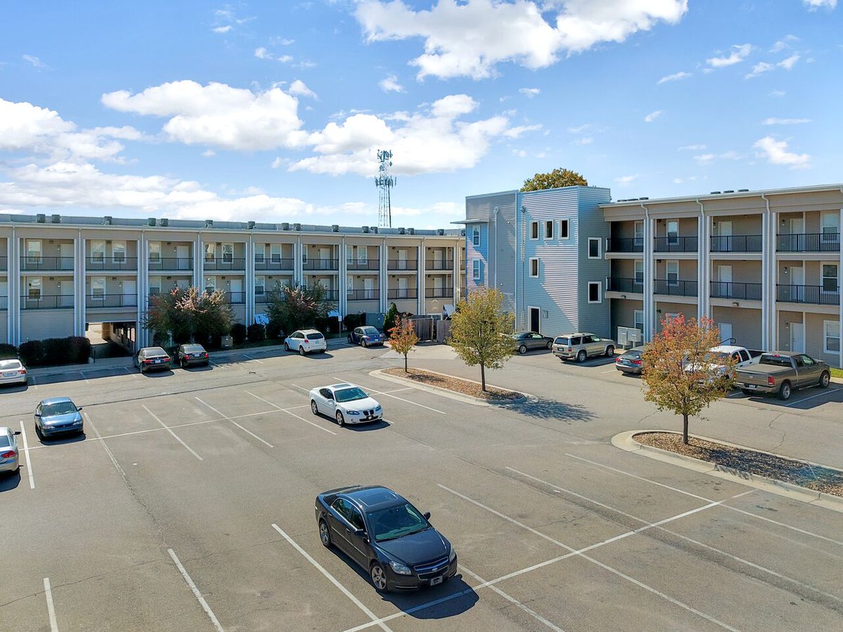 LoftCollegeHill's tweet photo. College Hill Apartments are redefining the standard of luxury living in Topeka. 
We currently have several available units for our one, two, three, and four bedrooms. So stop by and grab your application TODAY!
(785)232-5555
1425 SW Lane St. #205 https://t.co/elQ7Gj6gFt
