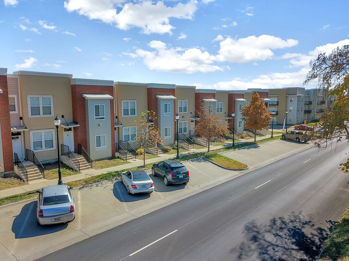 College Hill Apartments are redefining the standard of luxury living in Topeka. 
We currently have several available units for our one, two, three, and four bedrooms. So stop by and grab your application TODAY!
(785)232-5555
1425 SW Lane St. #205