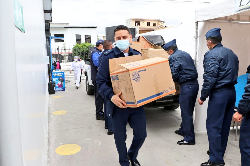 FuerzaAereaEc's tweet photo. La Fuerza Aérea Ecuatoriana a través de la Escuela de Perfeccionamiento de Aerotécnicos #EPAE, realizó la entrega de 2000 fundas de caramelos y 500 juguetes a niños de escasos recursos económicos de los diferentes cantones de la provincia de #Cotopaxi. https://t.co/soqTWHmsW2