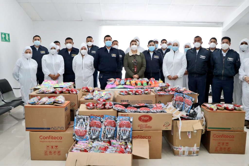 FuerzaAereaEc's tweet photo. La Fuerza Aérea Ecuatoriana a través de la Escuela de Perfeccionamiento de Aerotécnicos #EPAE, realizó la entrega de 2000 fundas de caramelos y 500 juguetes a niños de escasos recursos económicos de los diferentes cantones de la provincia de #Cotopaxi. https://t.co/soqTWHmsW2