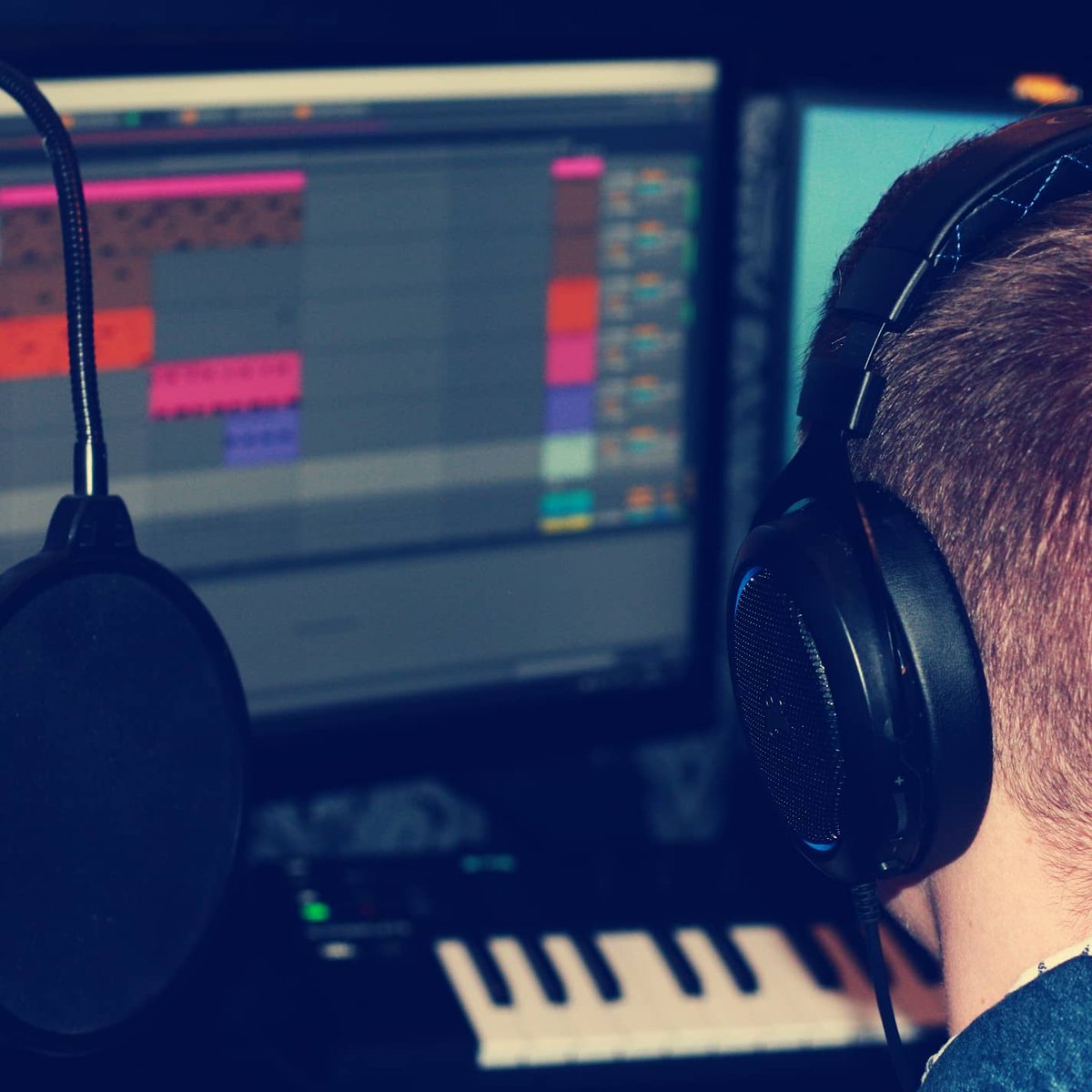 ReallyBigBeans's tweet photo. Man pretends to make music. Colourized 2020. https://t.co/h79n7aTyHV